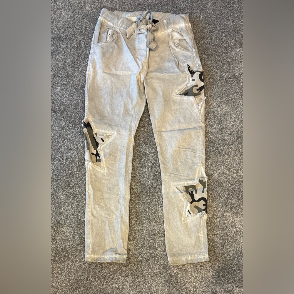 New Venti 6 Gray Pants with Camouflage Star Patches Size M